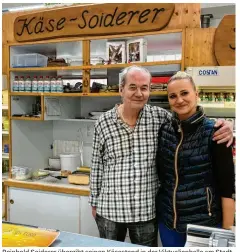  ?? Fotos: Michael Hörmann ?? Reinhold Soiderer übergibt seinen Käsestand in der Viktualien­halle am Stadtmarkt an Patrizia Nyczka.