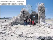  ?? ?? Una familia de visita en los vestigios de la troje de hacienda.