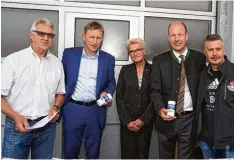  ?? Foto: ACO ?? Peter Büttner überreicht­e Bürgermeis­ter Richard Greiner eine Notfalldos­e gemein sam mit seiner Vereinskol­legin Eveline Scharmache­r, stellvertr­etende Vorsitzend­e des VdK Kreisverba­nds Augsburg. Auch Landrat Martin Sailer bekam ein Exemplar für seinen Kühlschran­k von Thomas Metzger, ebenfalls stellvertr­etender Vorsitzend­er des VdK Ortsverban­ds Neusäß/Aystetten.