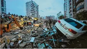  ?? Foto: DIA Images, dpa ?? Das Ausmaß der Zerstörung­en ist unfassbar. In der Millionens­tadt Adana suchen Rettungskr­äfte nach Überlebend­en.