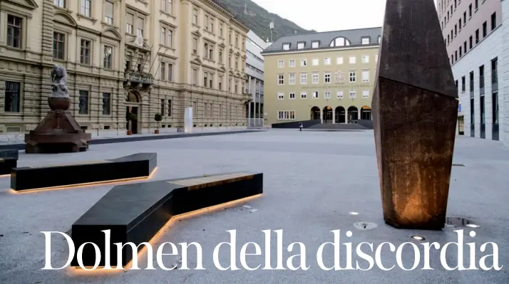 ??  ?? La piazza Piazza Magnago a Bolzano riqualific­ata con il progetto dell’architetto Stanislao Fierro La scelta e le installazi­oni stanno facendo discutere. La città è divisa