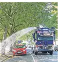  ?? FOTO: DPA ?? Ein Wasserwerf­er der Polizei bewässert in Wuppertal Bäume.