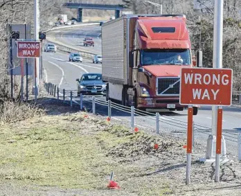  ?? H John Voorhees III/Hearst Connecticu­t Media ?? Warning lights have been installed along the Interstate 84 westbound Exit 8 off-ramp as part of an effort to combat wrong-way driving. State lawmakers are looking for ways to combat wrong-way driving and impaired driving in order to reduce highway fatalities.