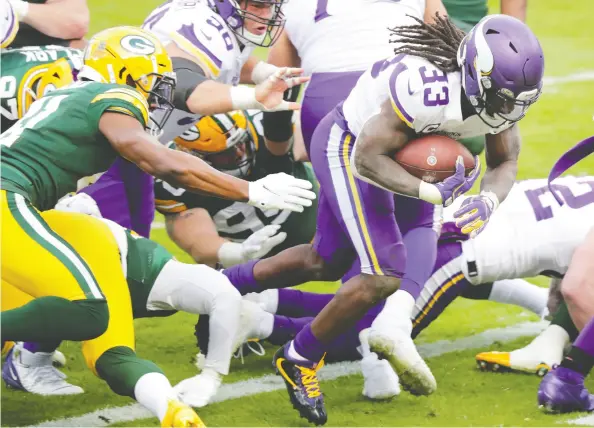  ?? WILIAM GLASHEEN / APPLETON POST- CRESCENT VIA USA TODAY NETWORK ?? Minnesota Vikings running back Dalvin Cook rushes for a touchdown, one of four he scored Sunday in a 28-22 win over the Packers at
Lambeau Field in Green Bay, Wis. It was only the second Vikings win on the season.