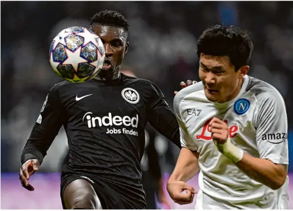  ?? Foto: Arne Dedert/dpa ?? Frankfurts Aurelio Buta (links) und Neapels Kim Min-jae kämpfen um den Ball.