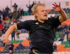  ?? ?? Joel Pohjanpalo, 28 anni, ha segnato 5 gol nel Venezia
ARBITRO Camplone di Pescara 6 ASSISTENTI Margani 6,5-Massara 6,5
ESPULSI nessuno
AMMONITI Di Tacchio (T), Coulibaly (T) e Mantovani (T) per gioco scorretto
NOTE paganti 1.473, incasso di 15.983 euro; abbonati 969, quota di 17.890 euro. Tiri in porta 6 (con una traversa)-8. Tiri fuori 4-4.
In fuorigioco 2-1. Angoli 3-6.
Recuperi: p.t. 2’, s.t. 6’
8