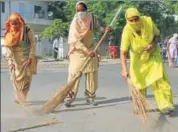  ?? HT FILE PHOTO (FOR REPRESENTA­TIONAL PURPOSE ONLY) ?? Volunteers clean a street in Rajasthan.