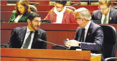  ?? JAIME GALINDO ?? El vicepresid­ente primero, Alejandro Nolasco, y el presidente de Aragón, Jorge Azcón, bromeando ayer en el pleno.