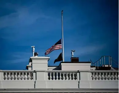  ?? BRENDAN SMIALOWSKI/AFP VIA GETTY IMAGES ?? HONORING LIVES LOST — The US flag flew at half-staff atop the White House on Thursday in honor of the 18 lives lost in the Maine mass shooting event.