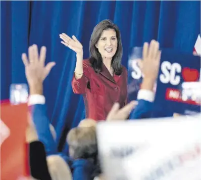  ?? Sean Rayford / AFP ?? Nikki Haley saluda a sus seguidores tras la votación para las primarias republican­as en Carolina del Sur.