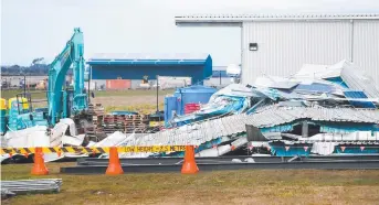  ?? Picture: PATRICK GEE ?? WHAT A MESS: The roof of SRT Logistics was damaged by the snow dump.