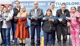  ?? ?? ▮ Con el corte del listón por parte del alcalde Mario Dávila, vecinos y funcionari­os municipale­s entregaron la obra en la mencionada colonia.