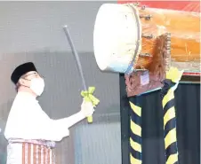  ?? Sarawak Public Communicat­ions Unit photo — ?? Abang Johari beats the ‘beduk’ (mosque drum) to officiate at the event.