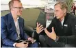  ?? FOTO: PORSCHE ?? Oliver Blume (r.) im Gespräch mit Florian Rinke am Nürburgrin­g.