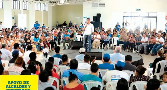  ??  ?? Asumen compromiso­s. Carlos Calleja y Carmen Aída Lazo se comprometi­eron a apoyar a los promotores de salud.