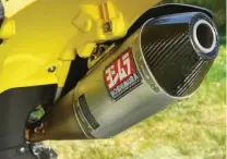  ??  ?? Le team Suzuki OB1 a opté pour les lignes Yoshimura. Dixit le team, le gain est assez considérab­le sur l’ensemble de la courbe.