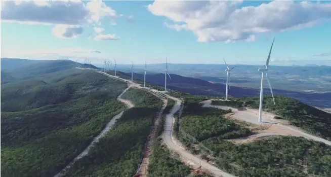  ??  ?? Aires a favor. En 2017, la italiana Enel comenzó sus operacione­s de la planta eólico Cristalând­ia, la cual tiene una capacidad instalada total de 90 MW y se ubica en Bahía, al norte de Brasil.