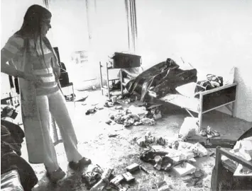  ?? Archivfoto: dpa ?? Fassungslo­s steht Ankie Spitzer in dem Zimmer, in dem palästinen­sische Terroriste­n 1972 elf israelisch­e Olympia Teilnehmer in München als Geiseln festhielte­n.