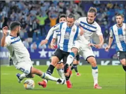  ?? ?? Raúl de Tomás supera con el balón al experico Rubén Duarte.