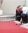  ??  ?? Letzte Vorbereitu­ng am roten Teppich.