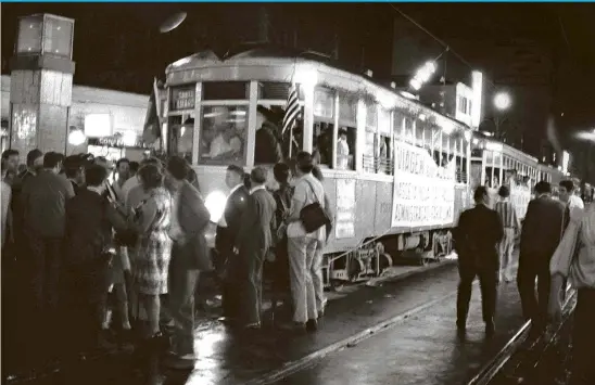  ??  ?? Último dia de operação de bondes na cidade de São Paulo; linhas desse meio de transporte, que chegaram a ter 700 km, foram extintas ano após ano