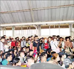  ?? BANTEAY MEANCHEY ADMINISTRA­TION ?? Migrant workers return home ahead of the Khmer New Year via Banteay Meanchey province on April 10.