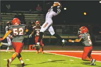  ?? JOHN DENNE/For the Taos News ?? Favian Cordova makes the acrobatic catch on Friday (Sept. 23).