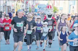  ?? SUEANN MUSICK/THE NEWS ?? More than 2,000 runners took part in 41st annual Johnny Miles Running Event Weekend activities on Sunday. Pictured are the 5k and Student Challenge athletes beginning their race.