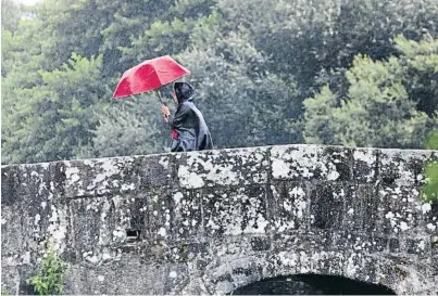  ?? Agèn ies / eFe ?? Una dona passant pel pont de Sar a Santiago de Compostel·la