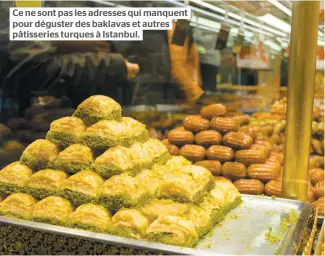  ??  ?? Ce ne sont pas les adresses qui manquent pour déguster des baklavas et autres pâtisserie­s turques à Istanbul.