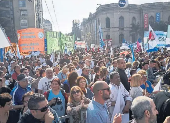  ?? (P. CASTILLO) ?? Multitud. Para los organizado­res, concurrier­on a la movilizaci­ón más de 15 mil personas. Desde el 101 de la Policía, se informó que fueron 5.500.