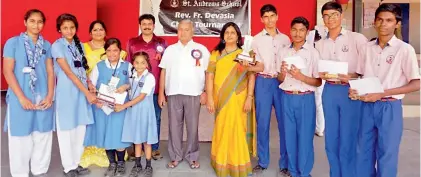  ??  ?? Winners of the Rev. Father Devasia inter-school chess tournament pose with their trophies and certificat­es.