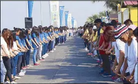  ?? EDD GUMBAN ?? Thousands of Filipino youths participat­e in the Philippine­s’ bid for a Guinness World Record for the longest line of pencils at the SM Mall of Asia yesterday.