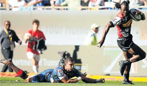  ?? Picture: Esa Alexander ?? Seabelo Senatla of the Stormers leaves Handre Pollard of the Bulls in his wake as he races to score a try in their Super Rugby match at Newlands, Cape Town yesterday.