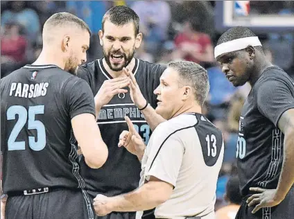  ?? FOTO: AP ?? Marc Gasol, Chandler Parsons y Zach Randolph, hablando con un árbitro en un partido de la NBA de la pasada temporada