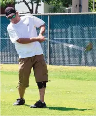  ?? ADOLPHE PIERRE-LOUIS/JOURNAL ?? City Hackers league member Tim Tonkinson tees off at Arroyo del Oso Golf Course. He says he enjoys trying to beat his friends.