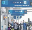  ?? FOTO: AFP ?? United Airlines: Wo der zahlende Kunde schon am Check-in beschimpft wird.