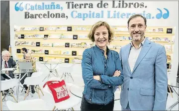  ?? LISBETH SALAS ?? Izaskun Arretxe, del Institu Ramon Lllull, y Joaquim Bejarano, del ICEC, en el estand catalán, que este año ganó el premio al mejor espacio dentro de su categoría, de tamaño mediano