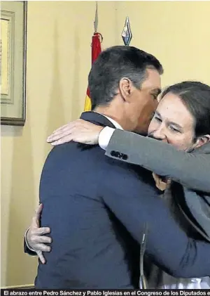  ?? AFP / CRISTINA QUIC ?? El abrazo entre Pedro Sánchez y Pablo Iglesias en el Congreso de los Diputados e