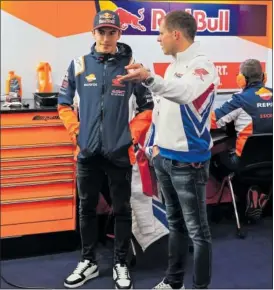  ?? ?? Marc Márquez habla con Bradl en el box de Honda durante los test.