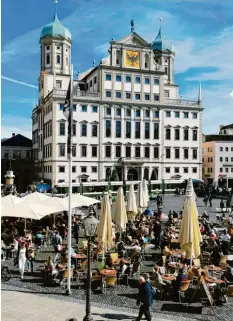  ?? Foto: Bernd Hohlen ?? Ein normaler Tag am Rathauspla­tz, die Menschen genießen die Sonne in den Cafés. Kritik gibt es an den Veranstalt­ungen, die zusätzlich auf dem Platz stattfinde­n – zum Beispiel Demonstrat­ionen.