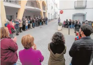  ?? TJERK VAN DER MEULEN ?? Concentrac­ión vecinal en protesta por el asesinato