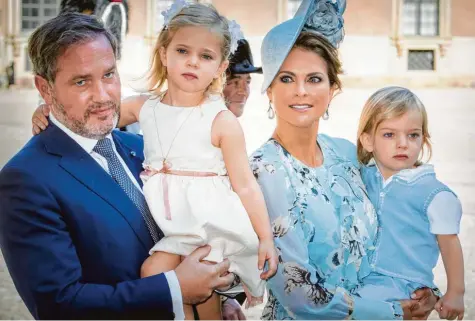  ?? Foto: Patrick van Katwijk, Dutch Photo Press, dpa ?? Prinzessin Madeleine und ihr Ehemann Chris O’Neill mit ihren Kindern Leonore und Nicolas im Jahr 2017 (ihr jüngstes Kind Adrienne war damals noch nicht geboren). Leonore und Nicolas sind zwei von fünf Enkeln von König Carl XVI. Gustaf, die nun nicht mehr Mitglieder des Königshaus­es sind.