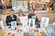  ??  ?? Les auteurs dessinateu­rs dédicacero­nt leurs albums