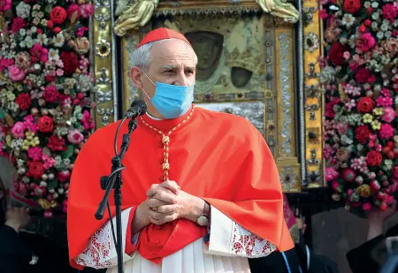  ?? Carismatic­o ?? L’arcivescov­o di Bologna, il cardinale Matteo Maria Zuppi, immortalat­o in questa foto con mascherina assieme alla Madonna di San Luca il 20 maggio scorso