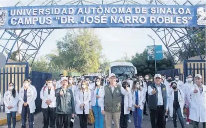  ?? FOTO: LUIS GERARDO MAGAÑA ?? > El rector de la universida­d despide a los brigadista­s.