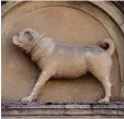  ?? Foto: dpa ?? Dieses Mops Denkmal steht in der Stadt Winnenden. Dazu gibt es eine ziemlich verrückte Geschichte.