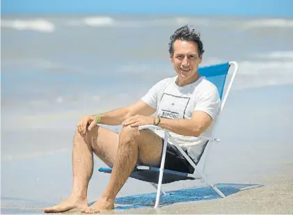  ?? ANDRES D’ELÍA. ENVIADO ESPECIAL ?? Meditación. Luis Naidenoff pasa sus vacaciones en un balneario de Pinamar.