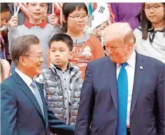  ?? FOTO: KIM/AFP ?? In Südkorea: Großer Bahnhof um Donald Trump in Seoul. Der US-Präsident wird von Präsident Moon Jae In empfangen.