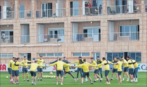  ??  ?? La plantilla del Villarreal, en la última sesión previa al derbi de esta noche en Mestalla.